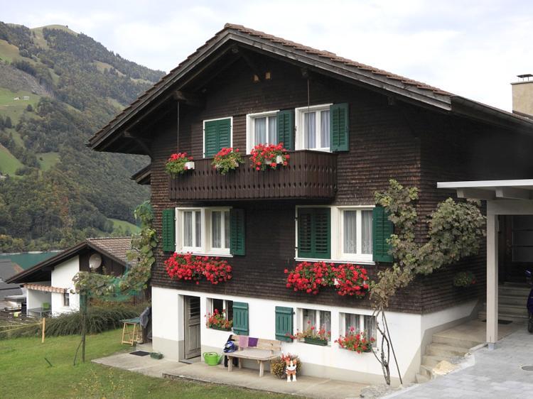 traumhaus-schweiz-familie-zwei-stockwerk