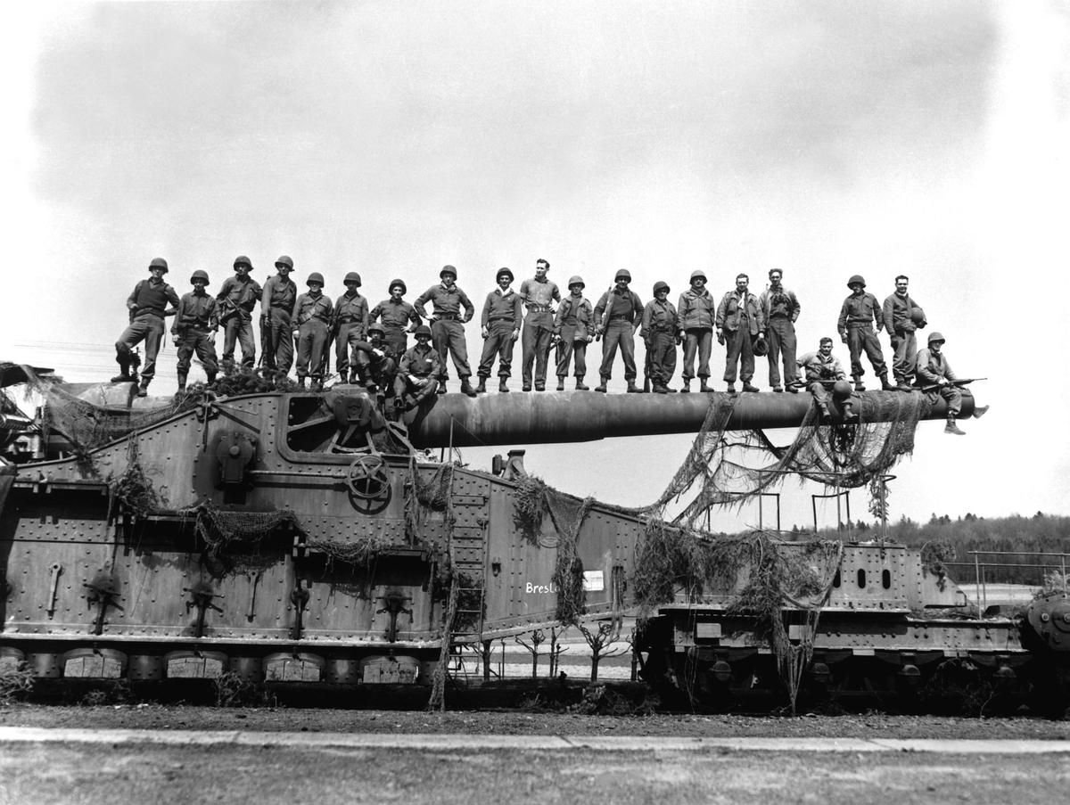 274mm45 railroad gun captured Apr1945 .j