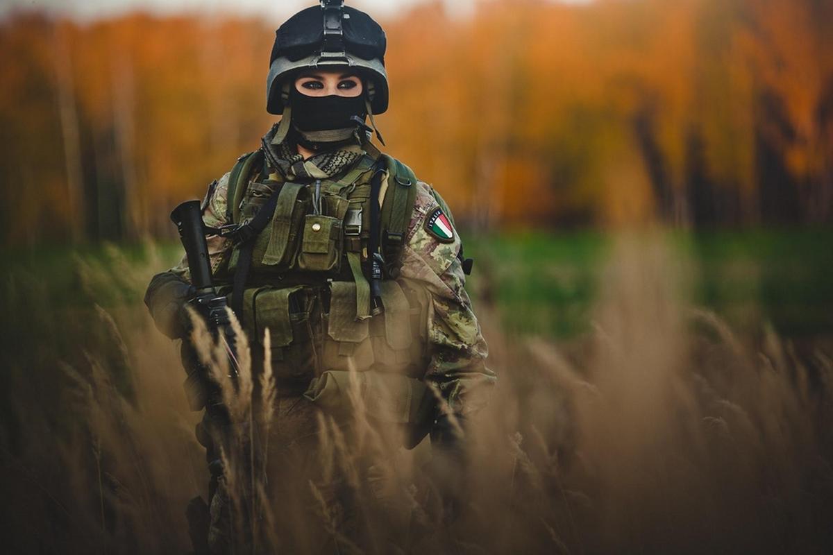 female soldier from the italian army