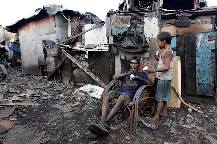 Manila-Philippines-Charcoal-workers-eat-