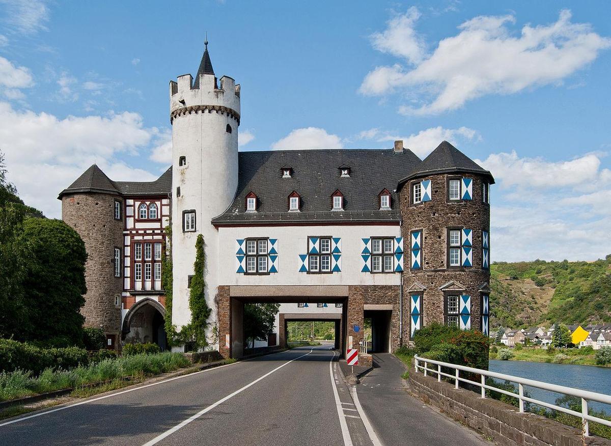 1280px-Kobern-Gondorf2C Schloss Gondorf2