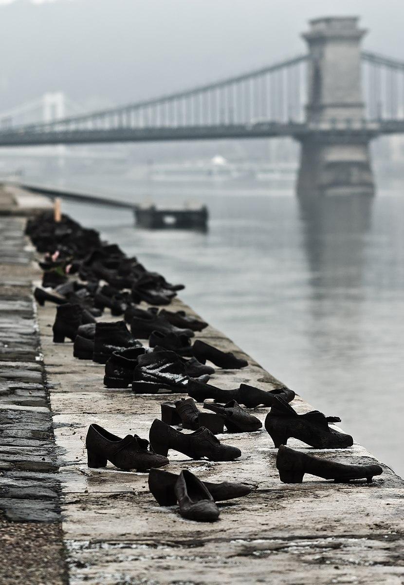 830px-Shoes Danube Promenade IMGP1297