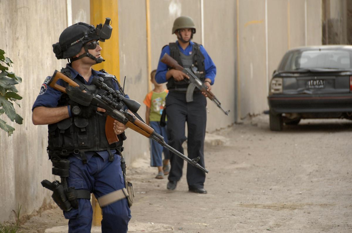 Iraqi police officer with Tabuk sniper r