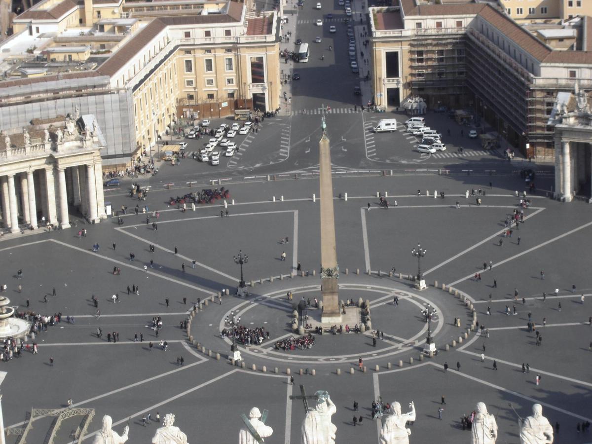 obelisk-at-st-peters-in-vatican-city3