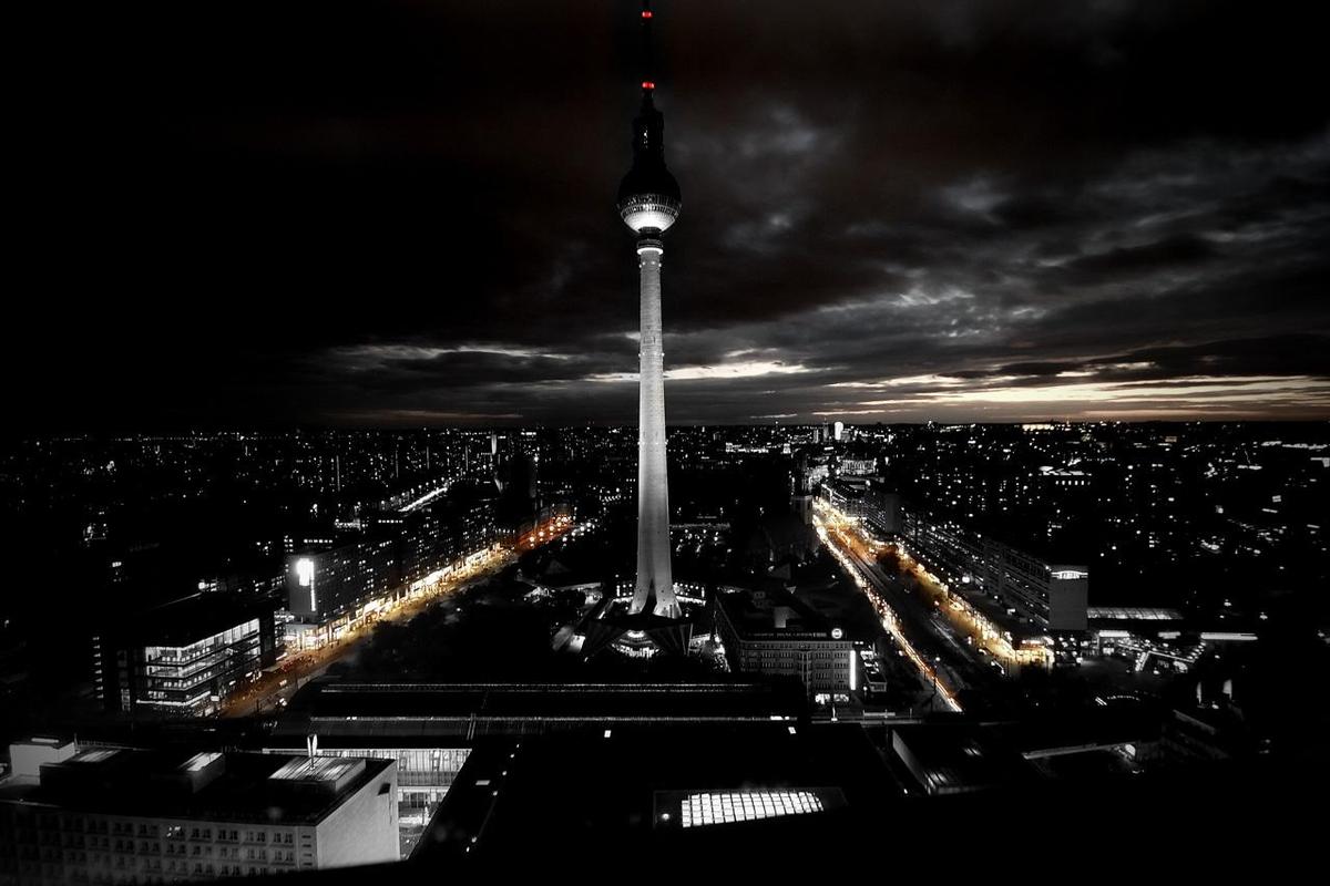 Berlin by night II by zwanzig