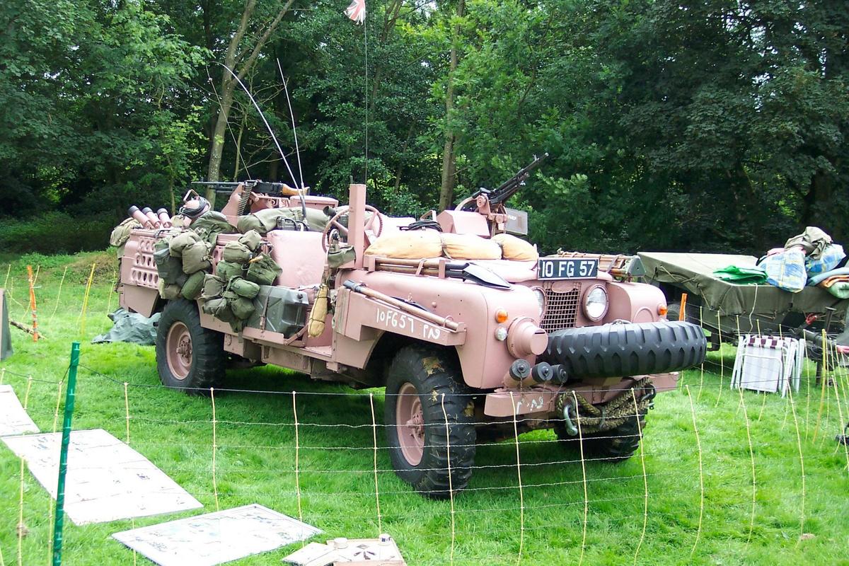 land-rover-s2-109-sas-pink-panther-10-fg