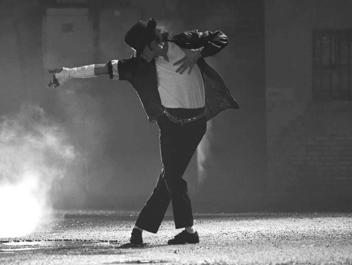 Michael jackson dance. Мужчина танцует.