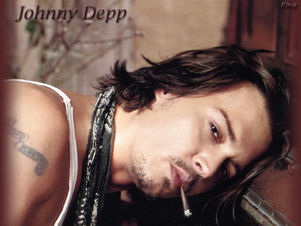 1229323606 1024x768 johnny-depp-smoking