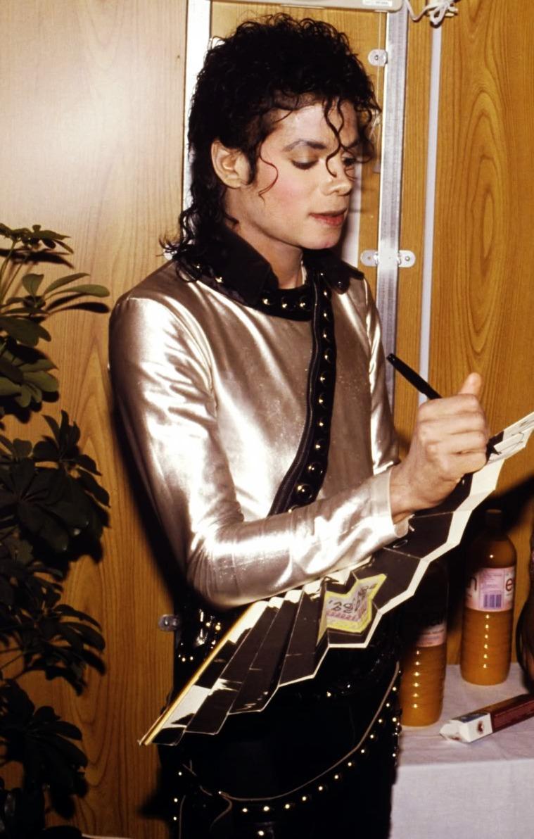 -michael-jackson-24747178-759-1192