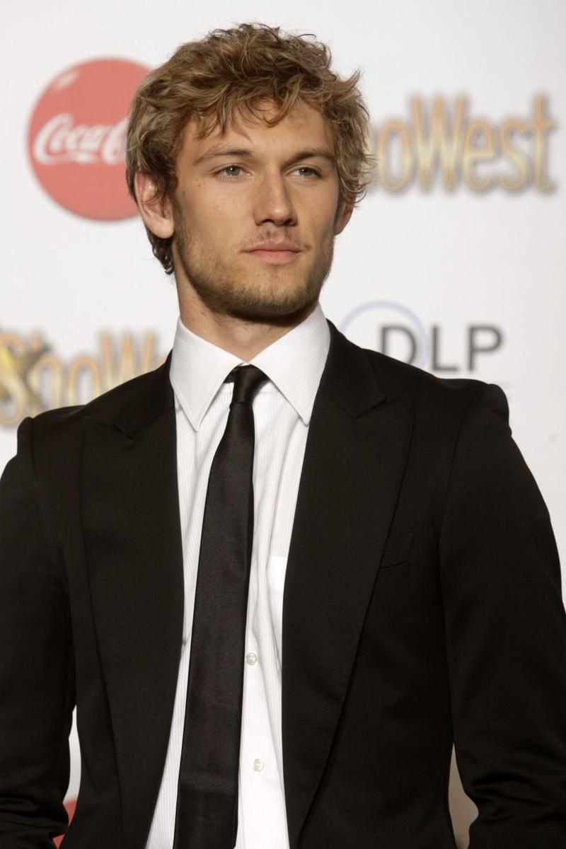 Alex-alex-pettyfer-27907705-950-1425