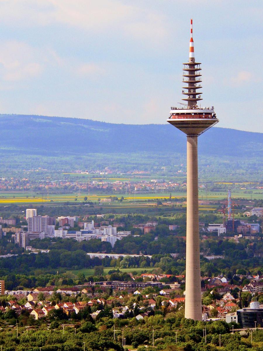 TS Fernsehturm m Taunuslandschaft 300dpi