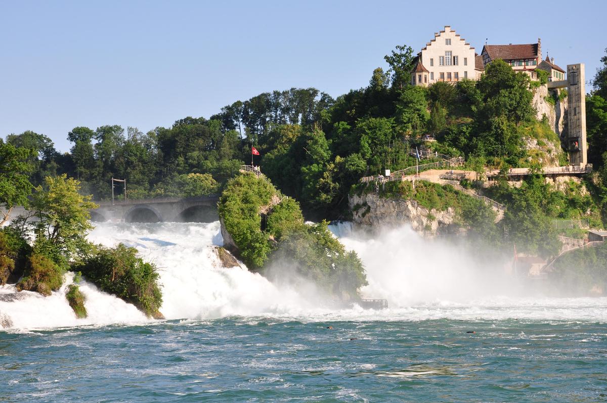 Laufen-Uhwiesen - Schloss Laufen - Rhein