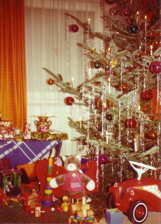 Weihnachtsbaum und Geschenke 1970er