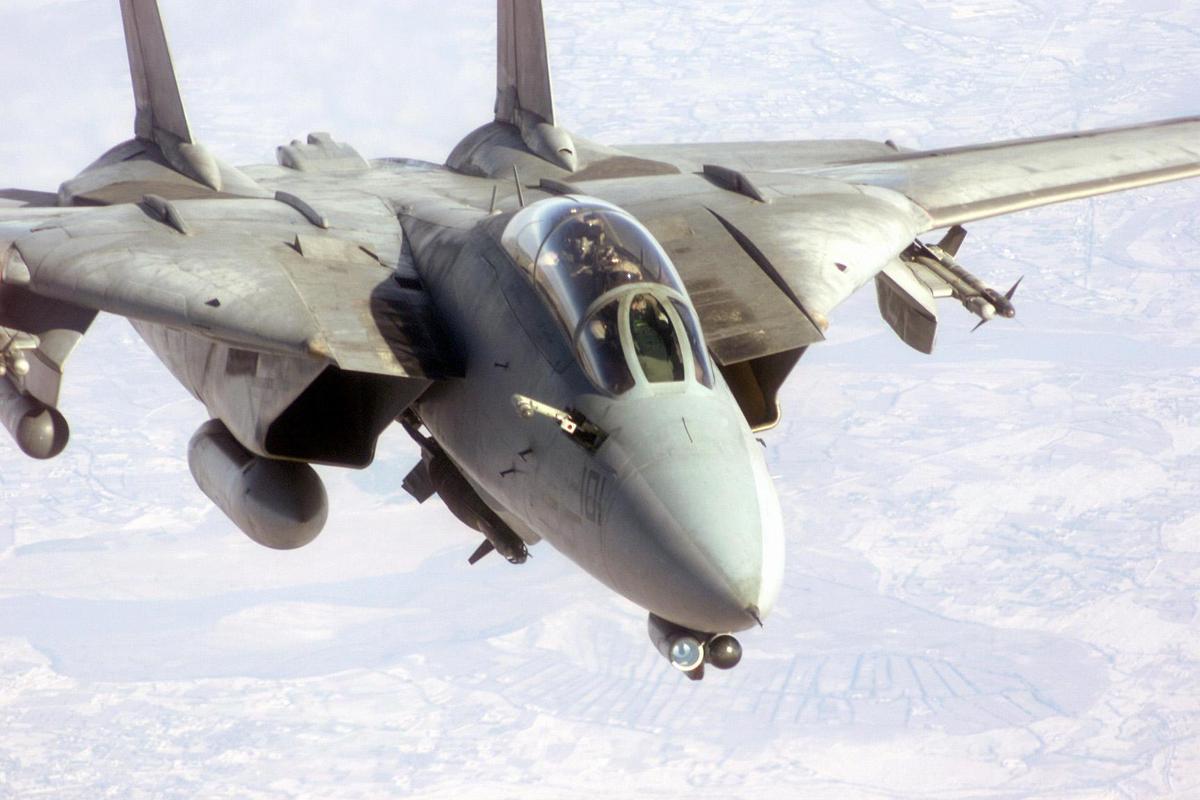 F 14 Tomcat preparing to refuel