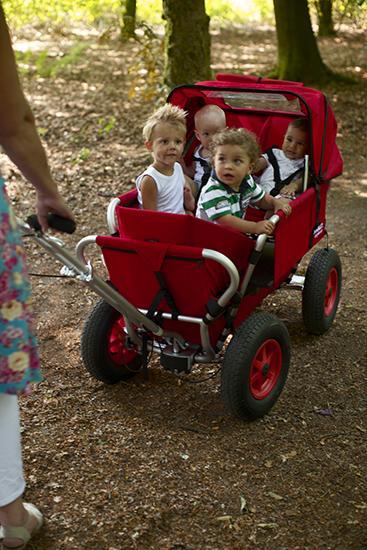 kinderwagen-krippe-tagesmutter-im-einsat