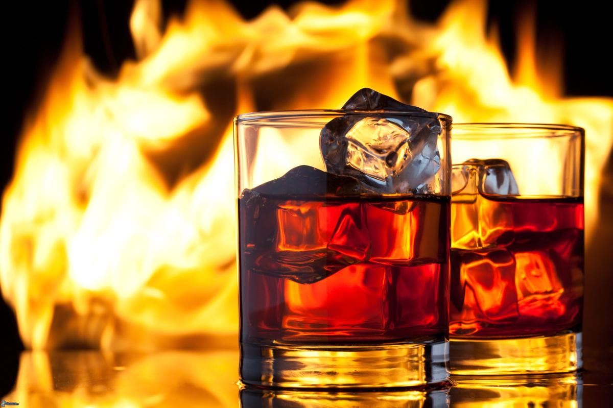 whisky-with-ice-fire-201415