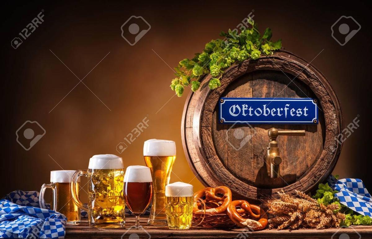 81386895-oktoberfest-bierfass-und-biergl