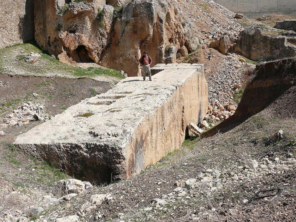 1280px Baalbek largest stone