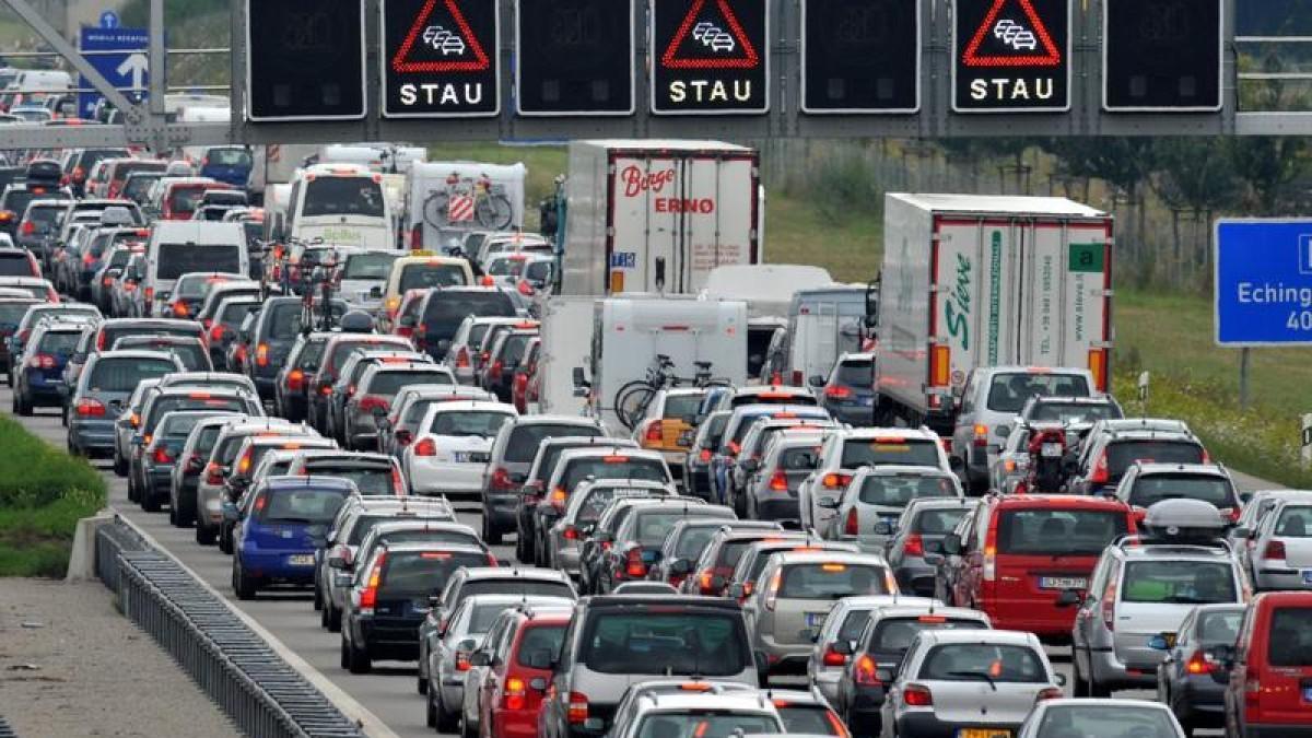 Stau-auf-der-Autobahn-A9-zum-Ferienbegin