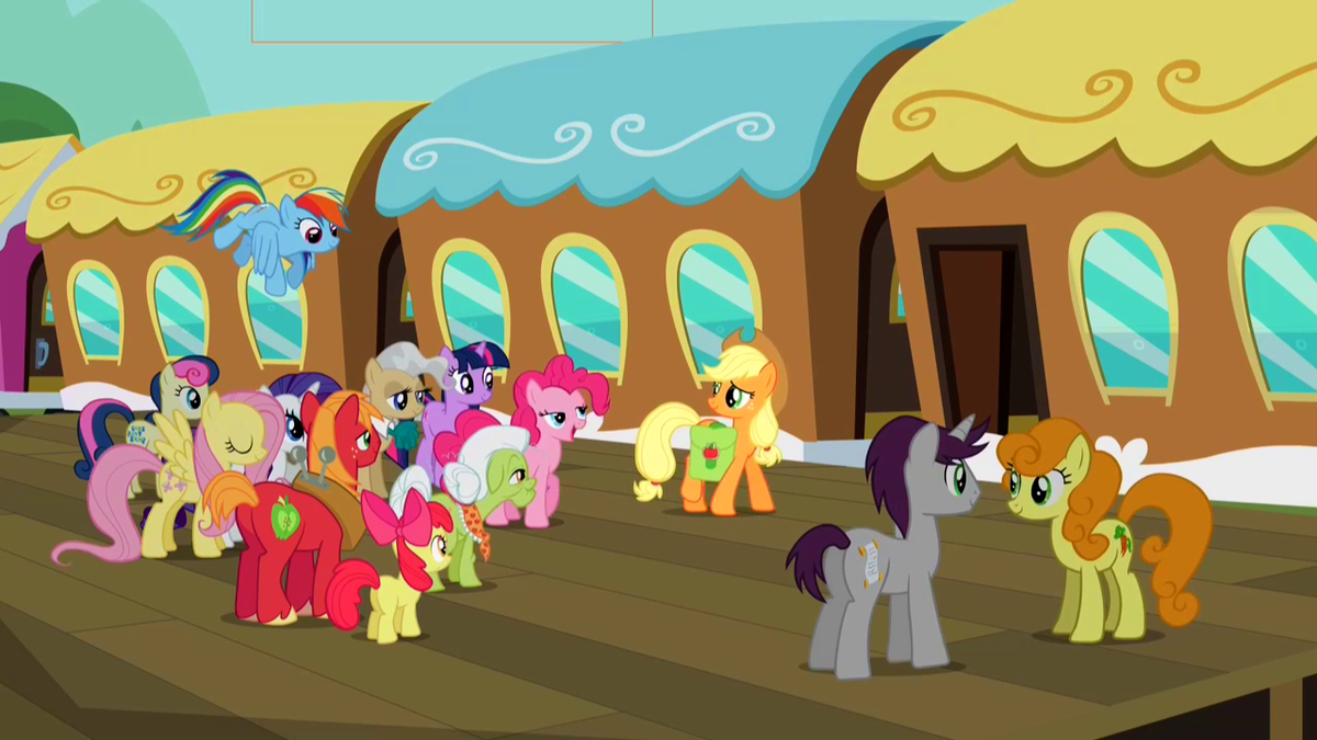 Applejack boards the train S2E14