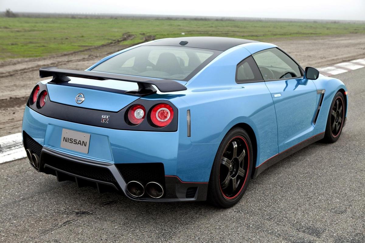 56e587 2014 Nissan GTR 2