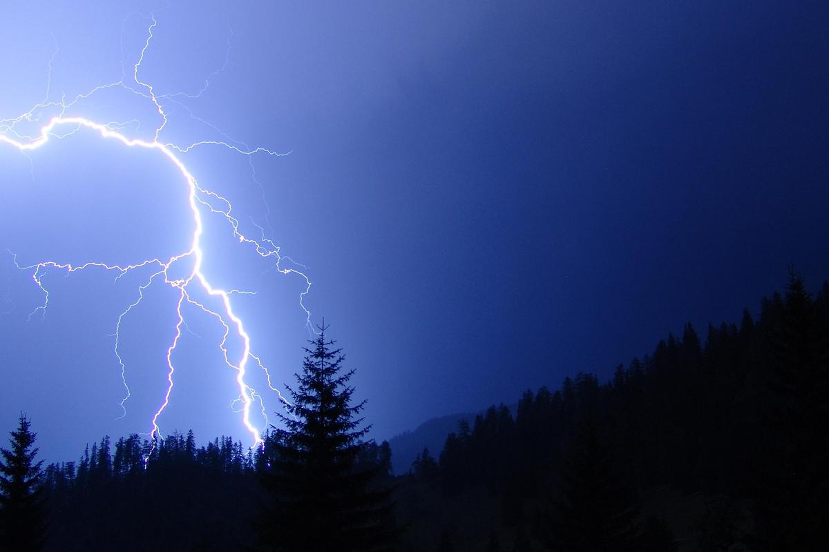 Blitz Gewitter in den Bergen