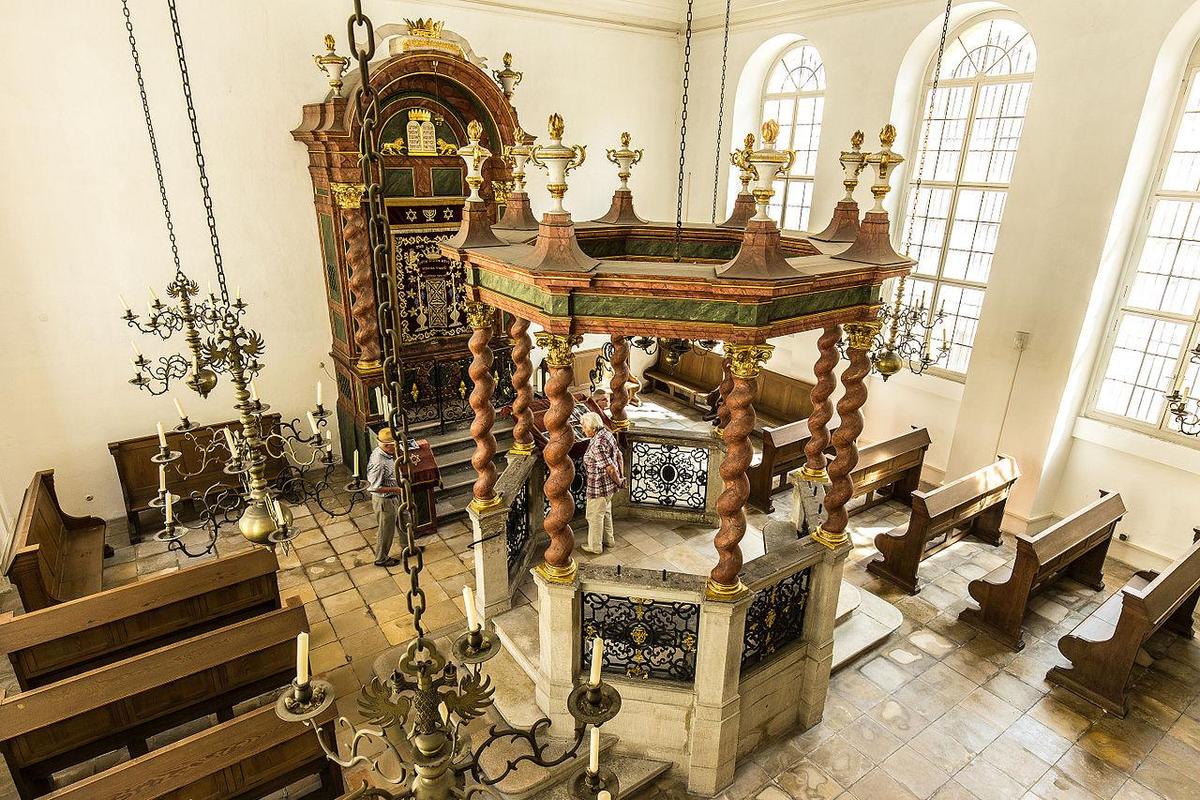 1280px-Synagoge Ansbach2