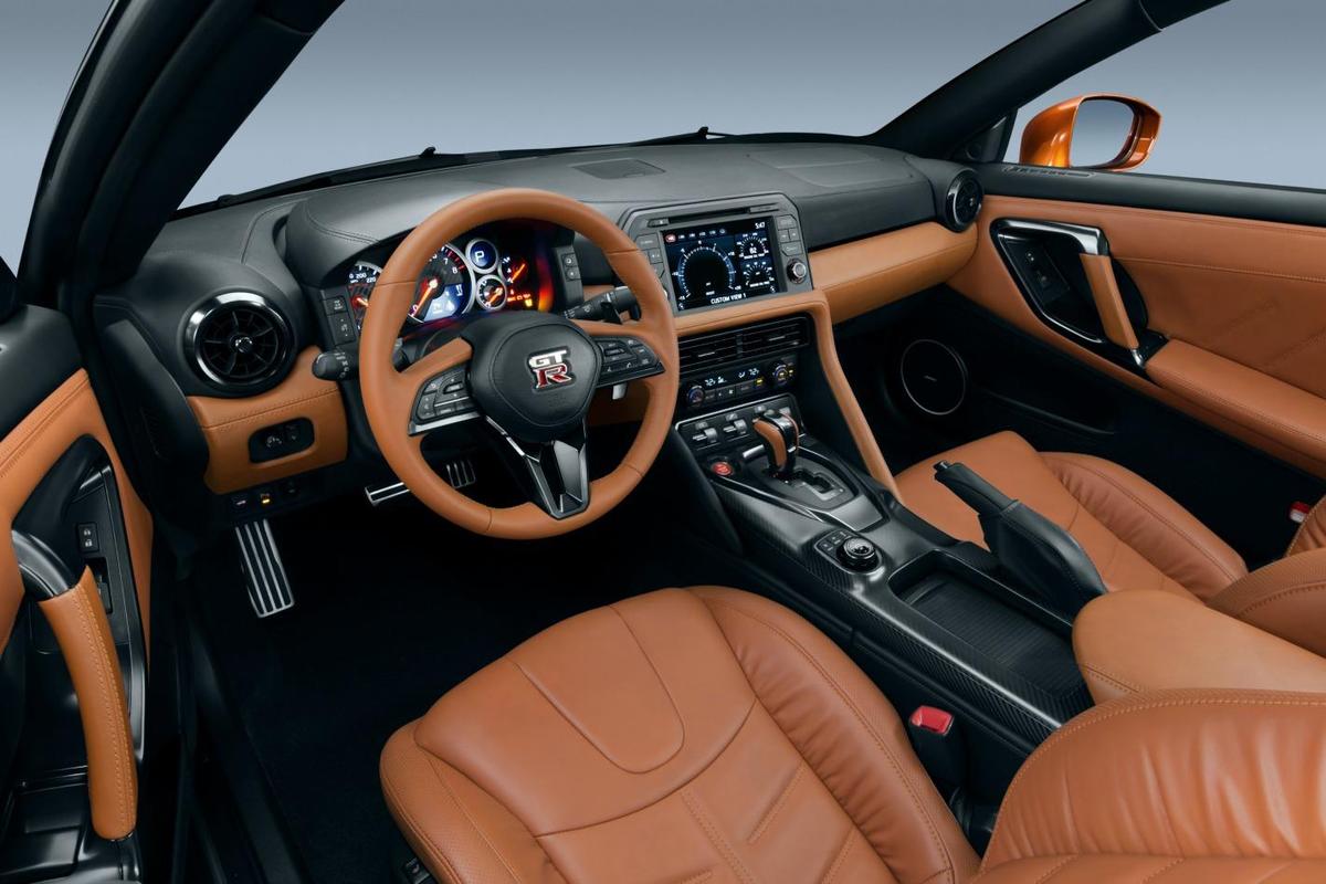 2016-nissan-gt-r-interior