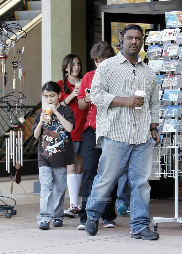 HQ-Prince-Paris-And-Blanket-At-Starbucks