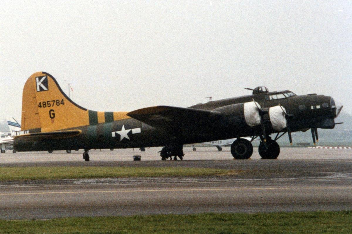 8a020f Boeing B17 Flying Fortress 1985