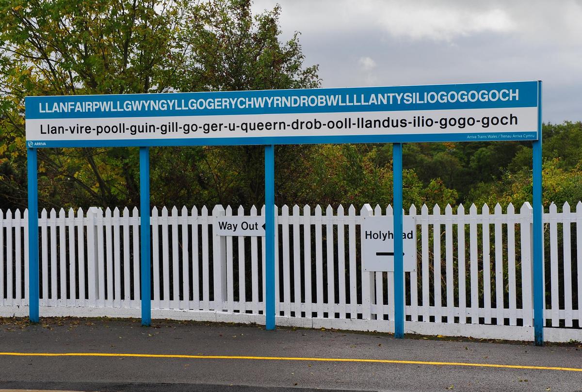 Llanfairpwllgwyngyllgogerychwyrndrobwlll