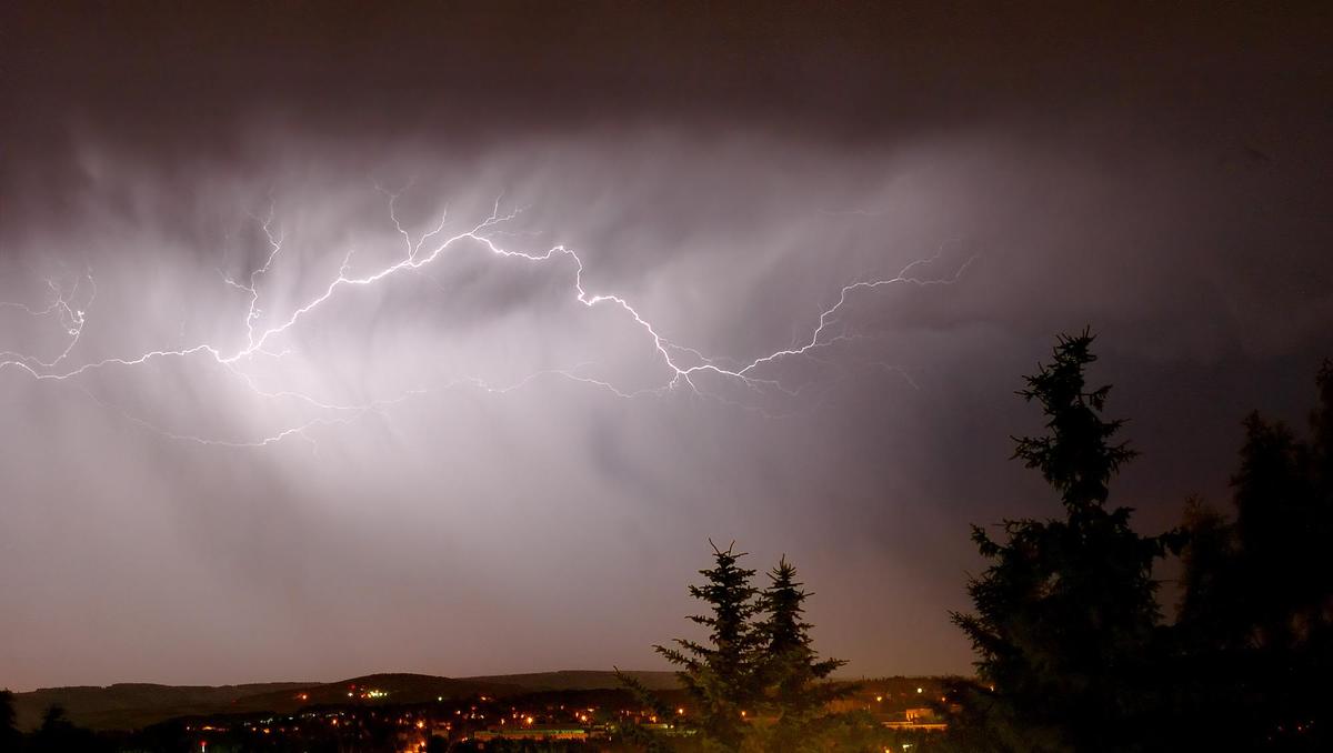 Lightning cloud to cloud aka