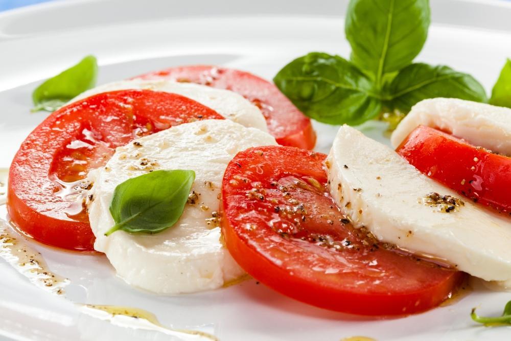 caprese-mozzarella-auf-tomaten-variante-