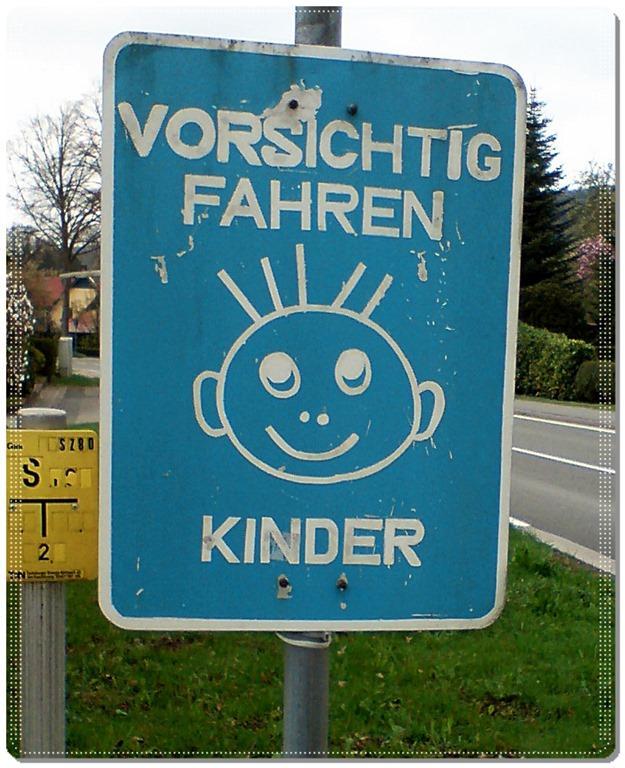 vorsichtig-fahren-kinder-schild-kostenlo