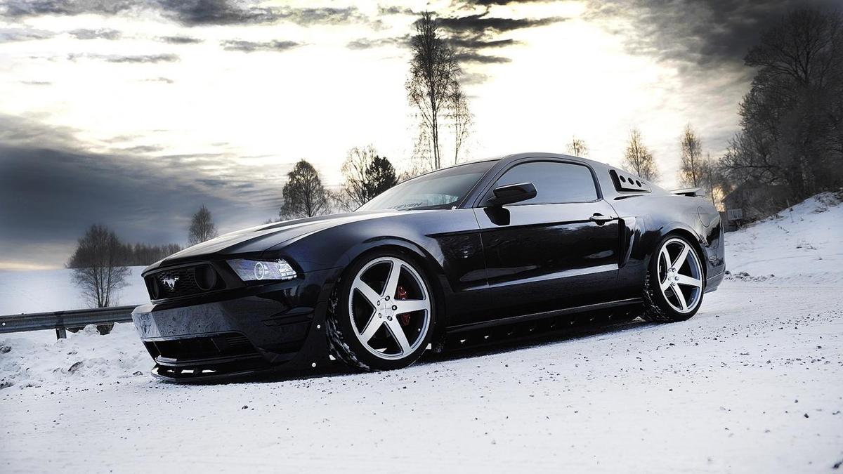 black-ford-mustang-1366x768