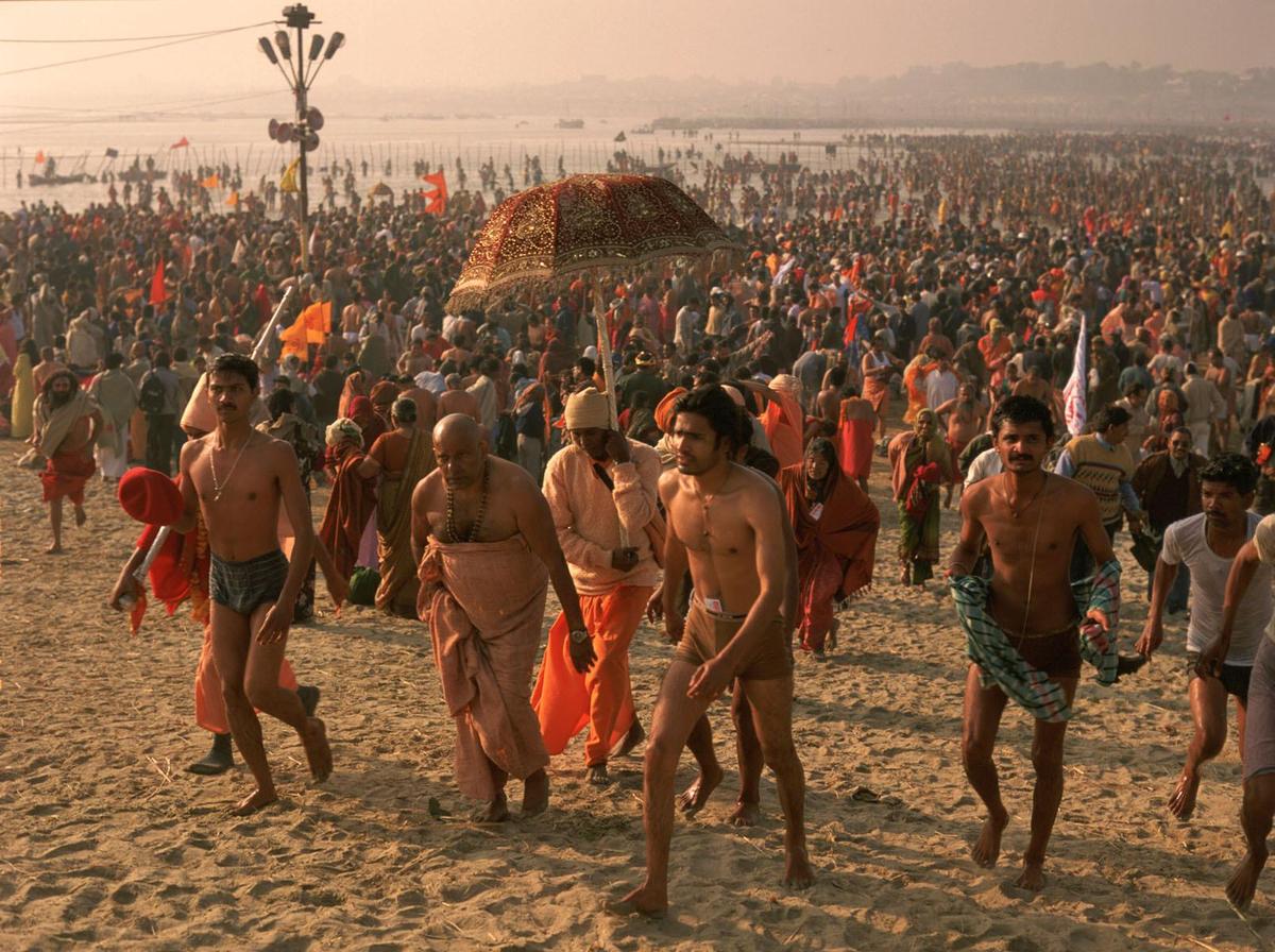 358 1india bathing ganges