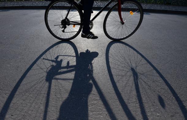 fahrrad-schatten-dpa.7051391.jpg.7051393