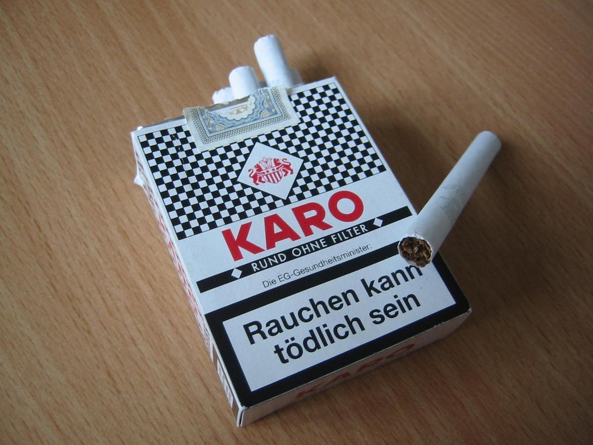 Zigarettenschachtel Karo mit Zigarette.j