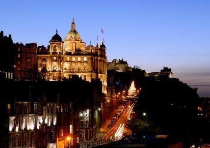 Edinburgh bei Nacht iStock 000004759058X