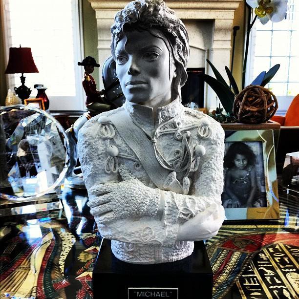 Michael-Jackson-s-Statue-in-Jaafar-Jacks