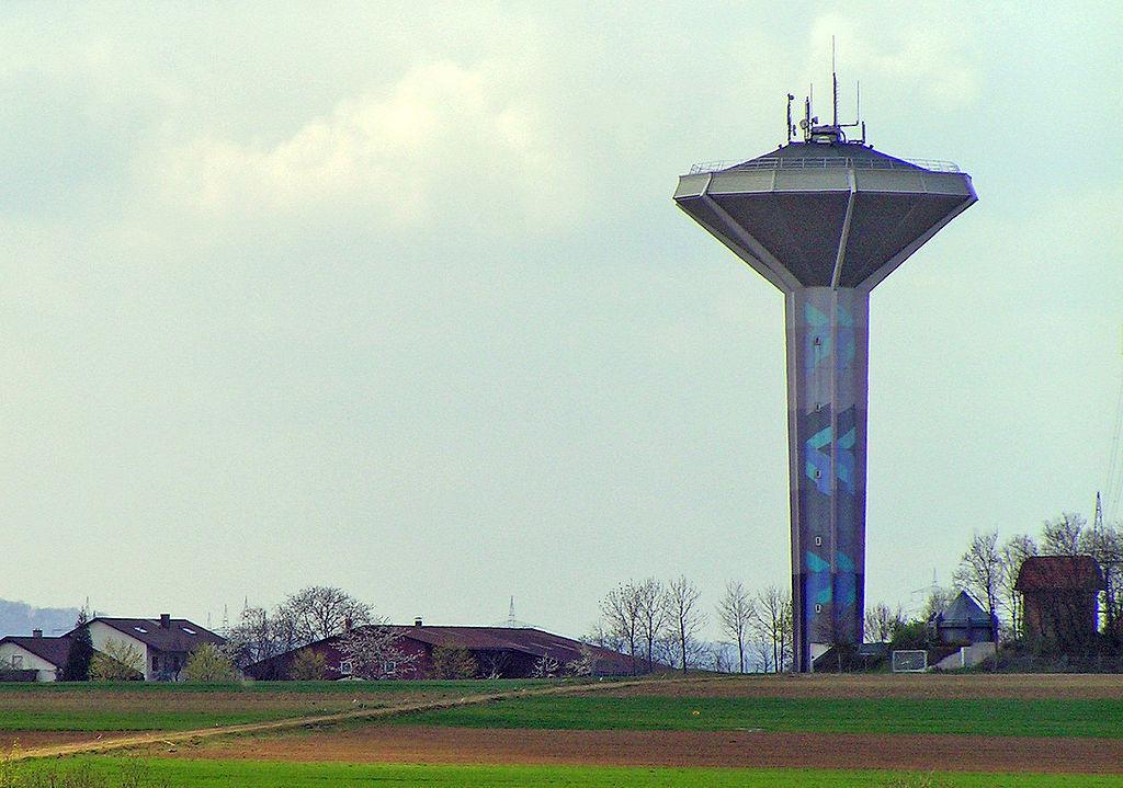 1024px-Wasserturm MarkgrC3B6ningen 2004