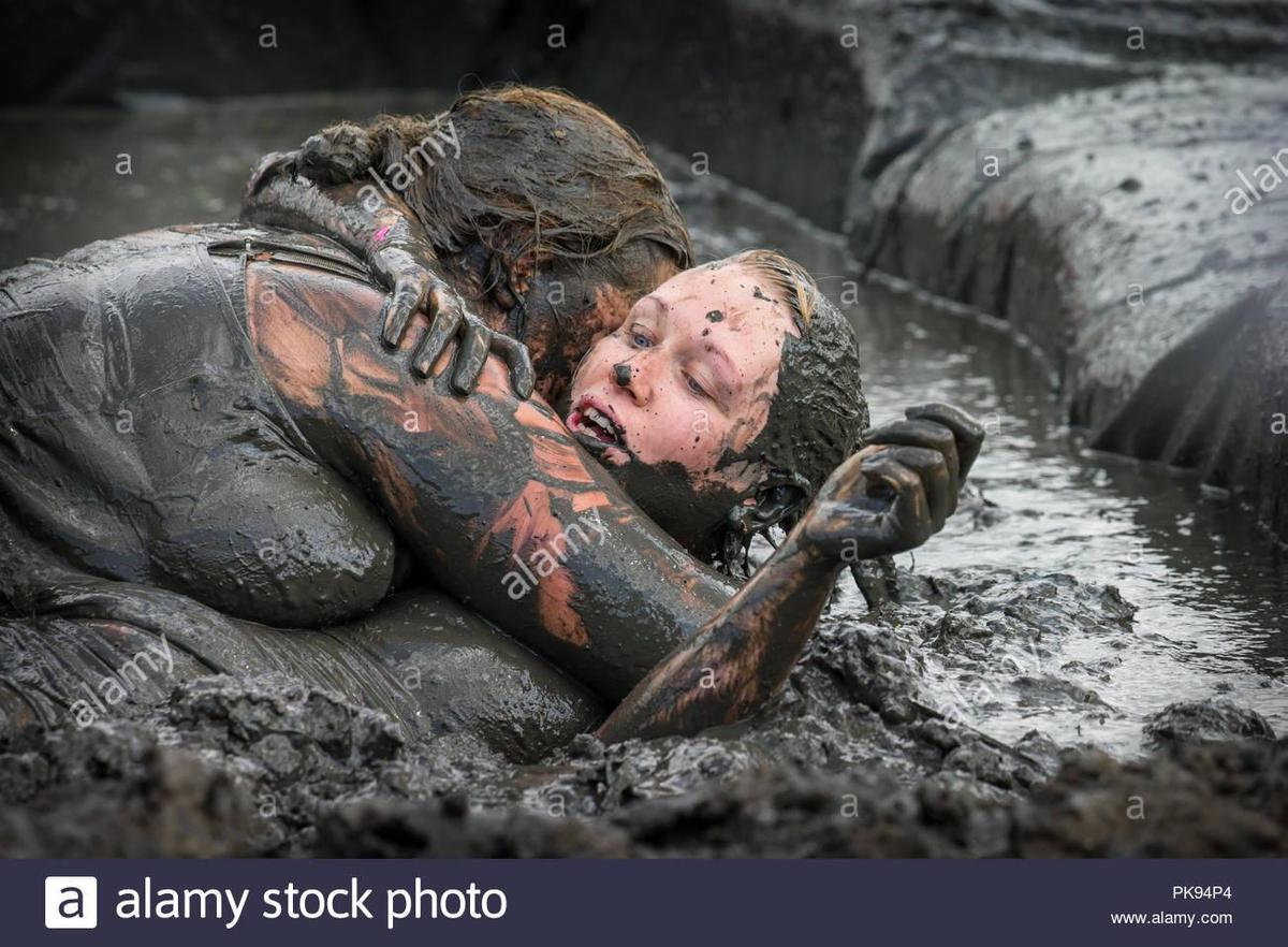 zwei-frauen-mud-wrestling-zu-einem-schla