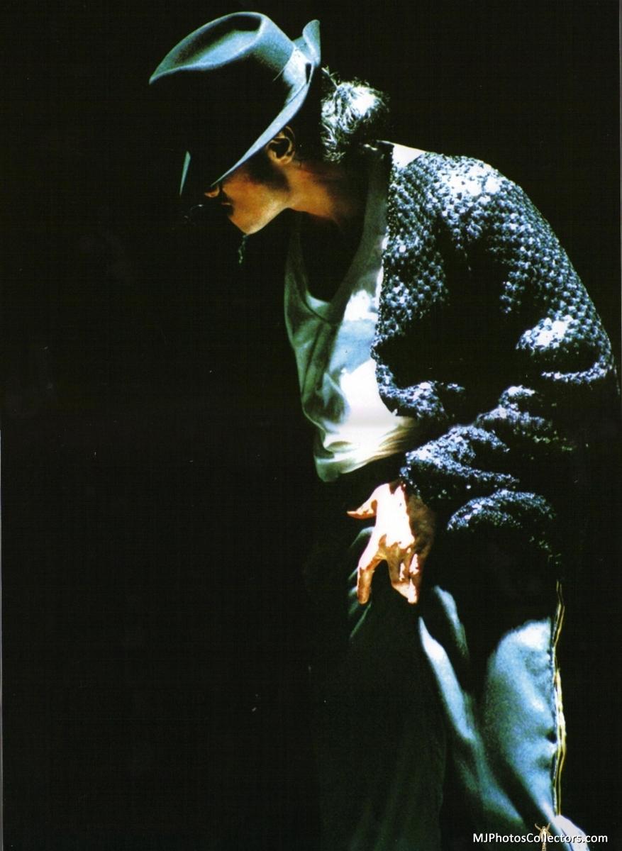 on-stage-michael-jackson-16441967-877-12