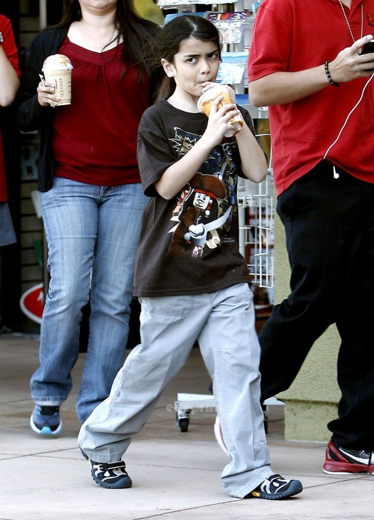 HQ-Prince-Paris-And-Blanket-At-Starbucks