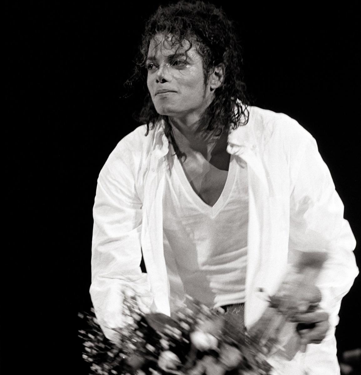 Bad-Tour-michael-jackson-22335046-2464-2