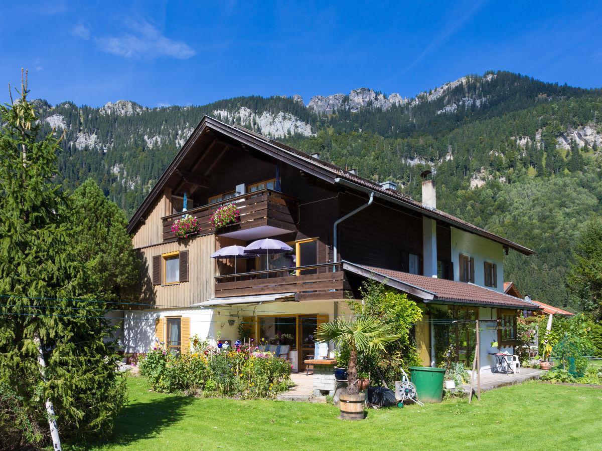 haus-mit-garten-und-blick-auf-die-berge