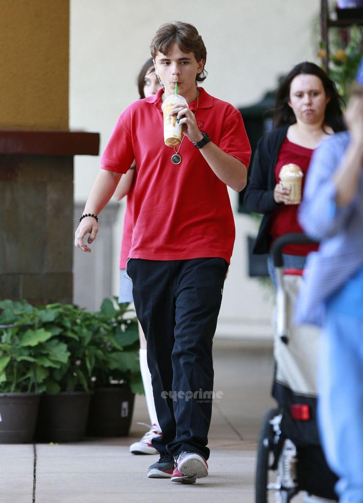 HQ-Prince-Paris-And-Blanket-At-Starbucks