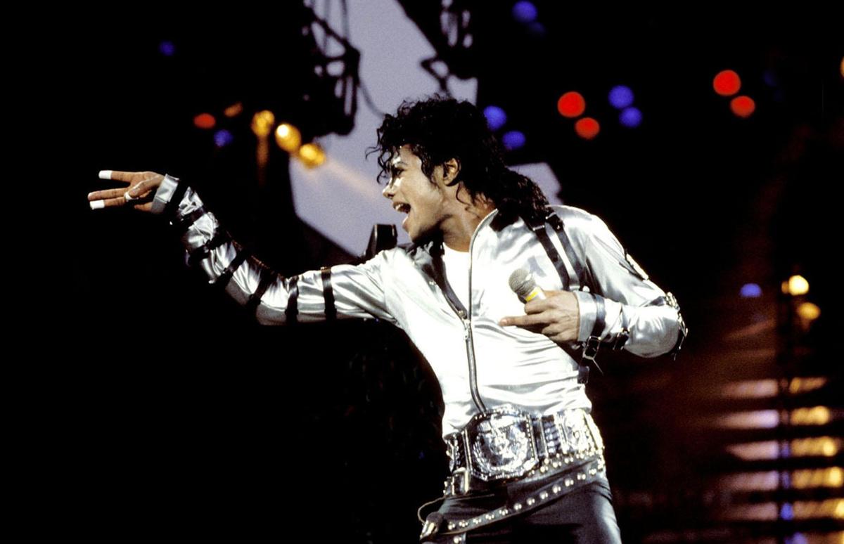 Bad-Tour-On-Stage-Silver-Shirt-the-bad-e