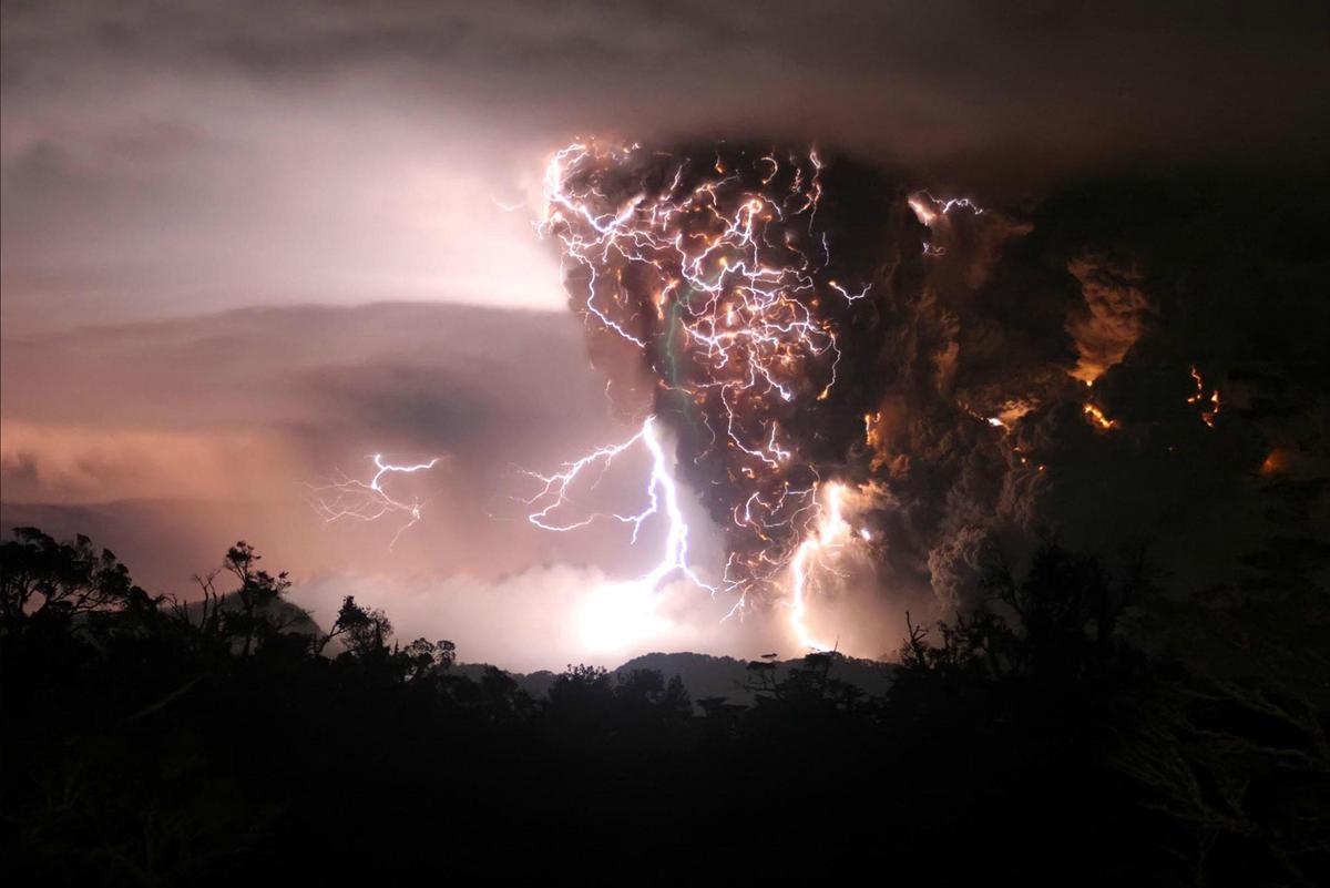 Lightning-created-by-volcanic-eruption