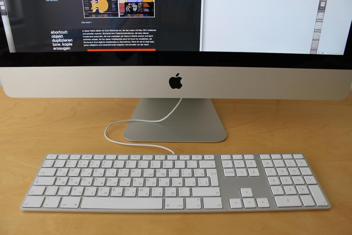 iMac-mit-kabelgebundener-Tastatur